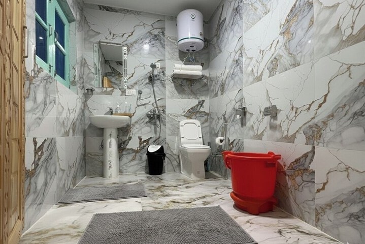 Room 10 of 12