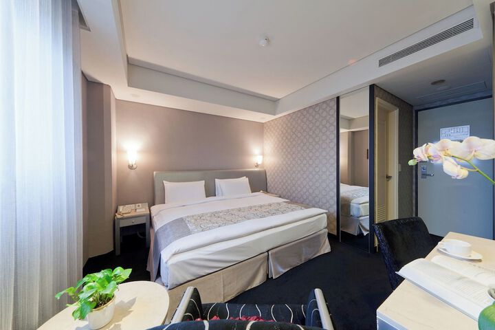 Room 7 of 42