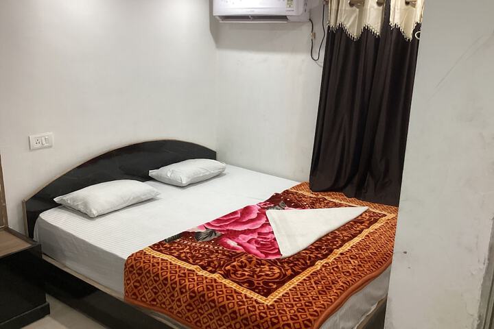 Room 4 of 7