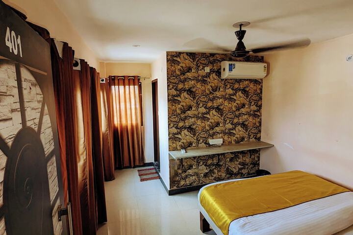 Room 6 of 13