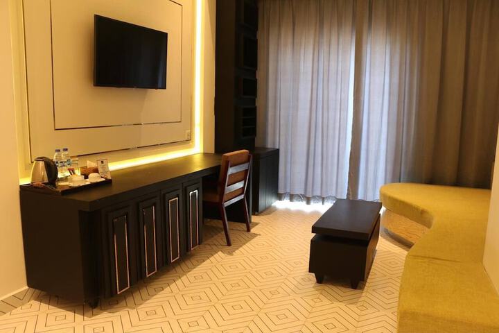 Room 10 of 37