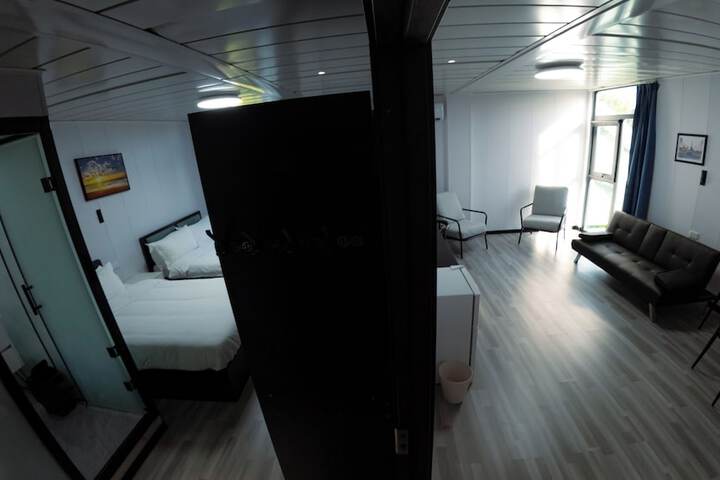 Room 11 of 18