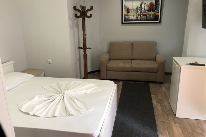 Room 6 of 14