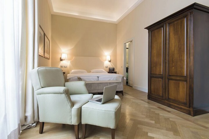 Room 25 of 48