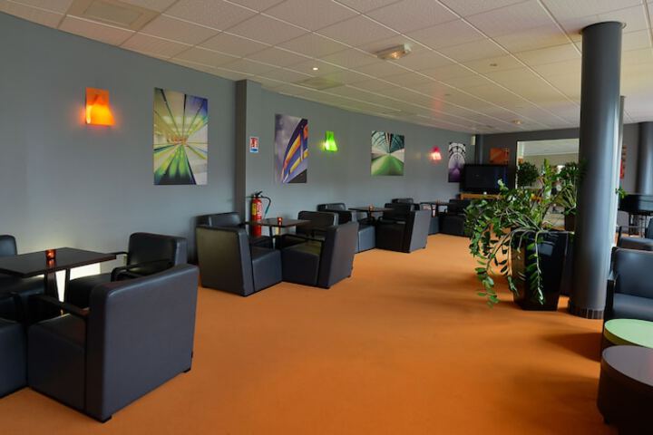 Lounge 96 of 113