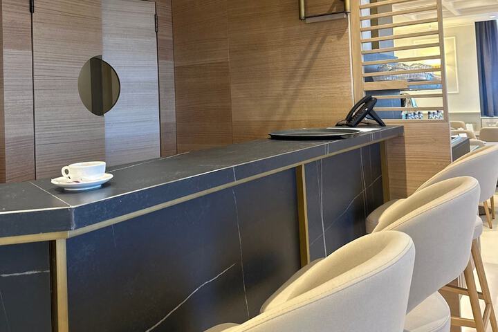 Lounge 21 of 32