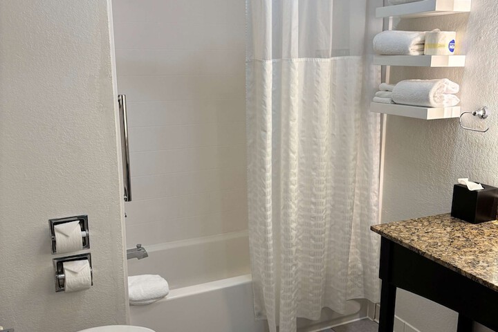 1 King Accessible Bathtb Microfridge Full Breakfast (27 of 28)
