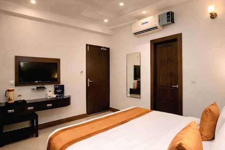 Room 13 of 33