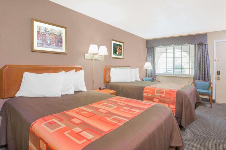 1 Queen Bed (10 of 13)