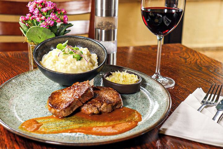Dining 85 of 128