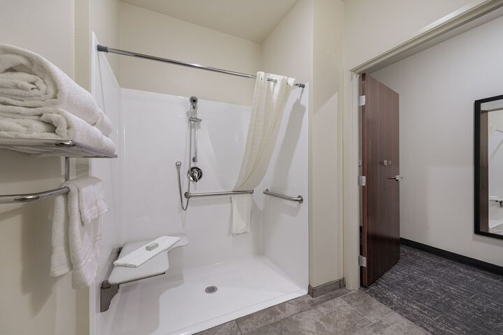 Suite Accessible King Size Bed (5 of 11)