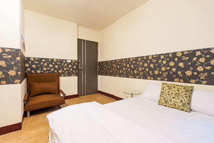 Room 9 of 16