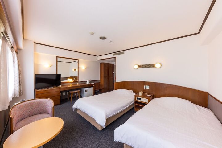 Room 4 of 16