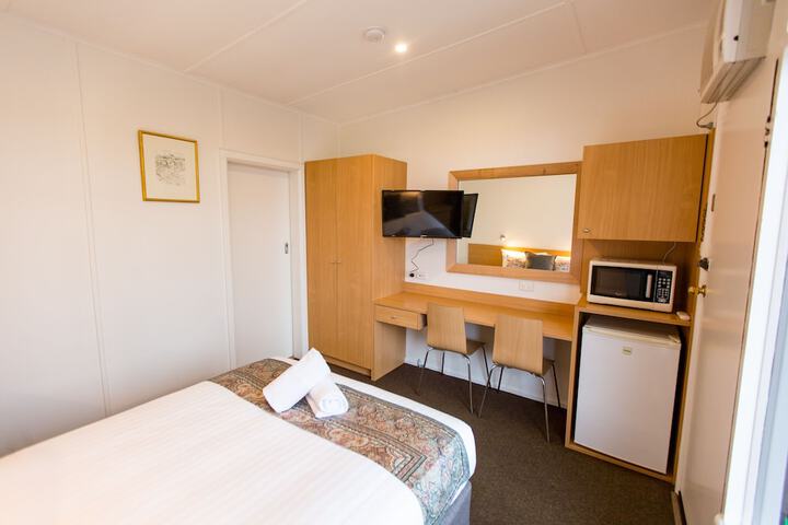 Room 10 of 33