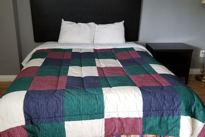 1 Queen Bed (6 of 16)