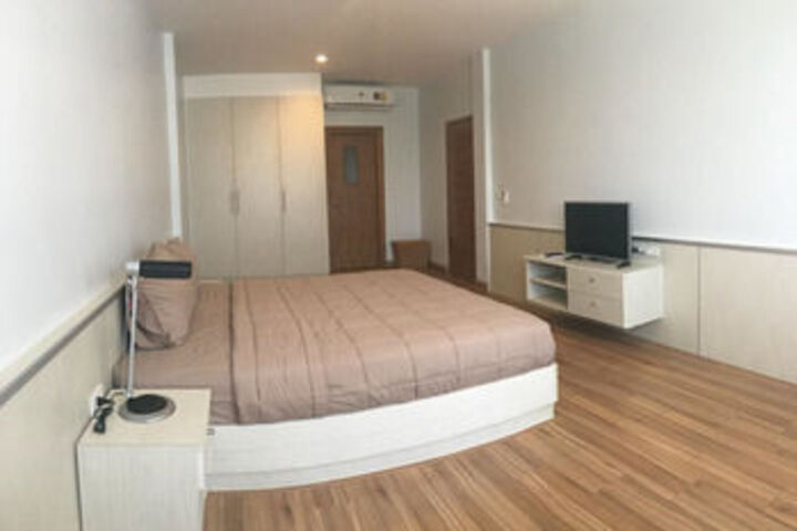 Room 4 of 8