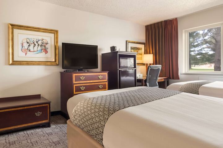 2 Double Beds Work Desk High Speed Internet Accessible Microwave and Refrigerator Coffe (3 of 12)