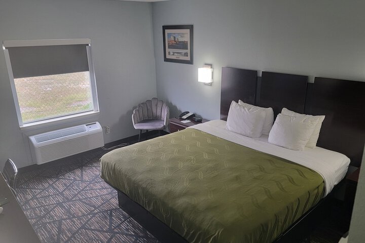 1 Queen Bed (2 of 16)