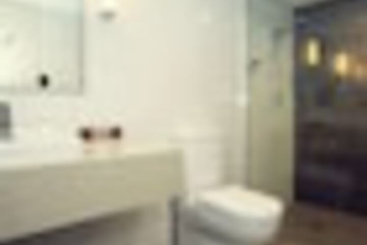 Room 68 of 237