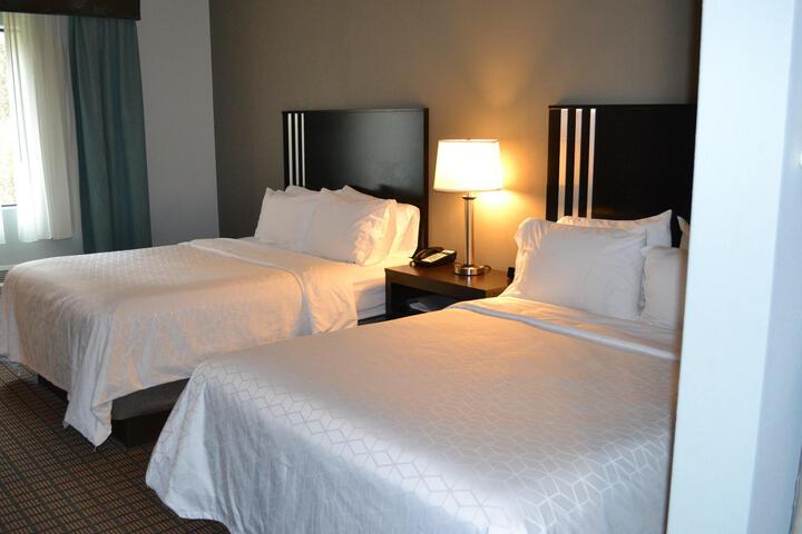 Suite 2 Queen Beds Sofa Accessible (8 of 10)
