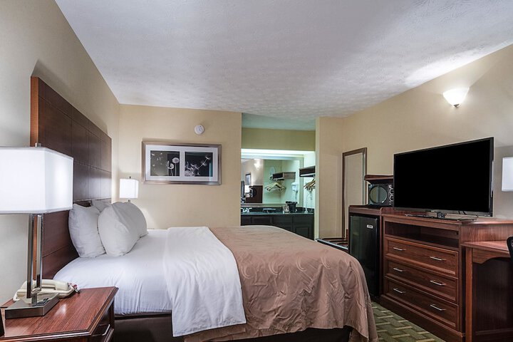 1 King Bed Accessible (1 of 10)