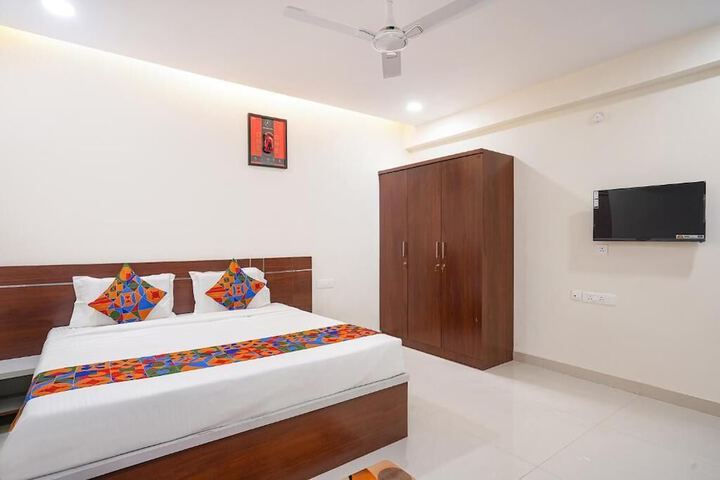 Room 4 of 12