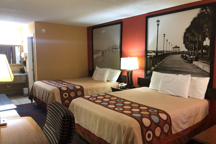 2 Queen Beds (2 of 9)