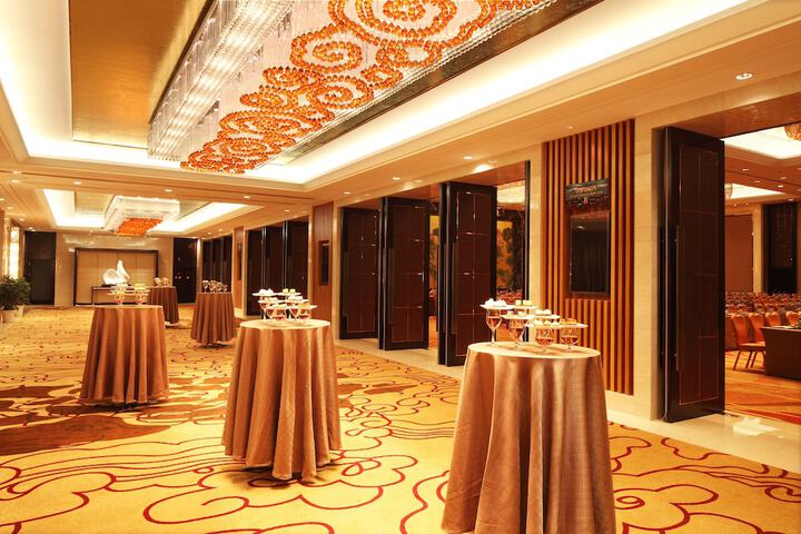 Ballroom/Hall 46 of 58