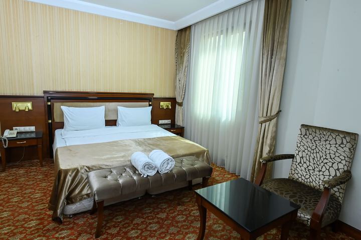 Room 9 of 11