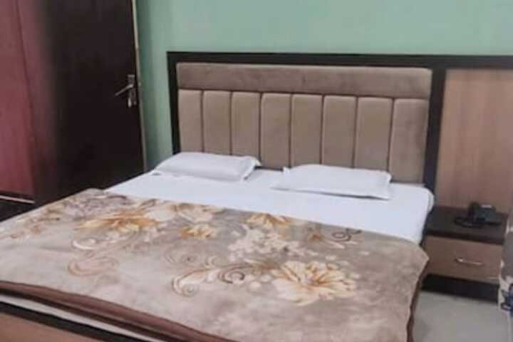 Room 4 of 12