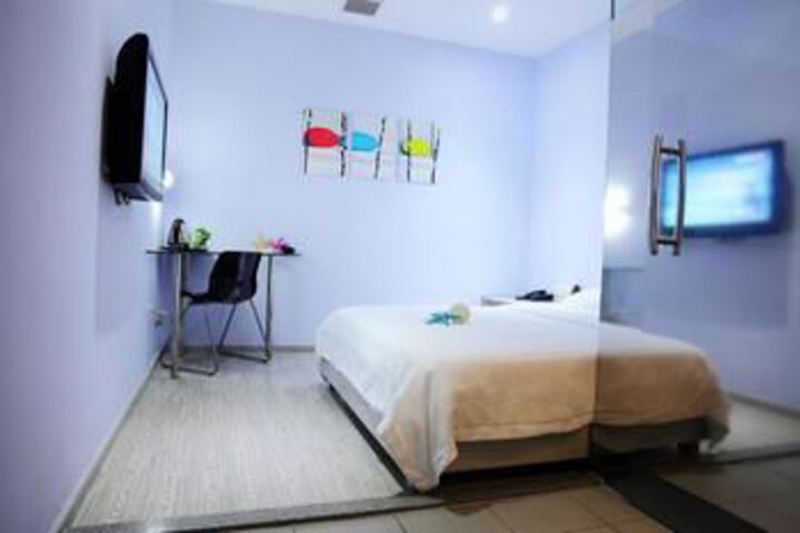 Room 9 of 38