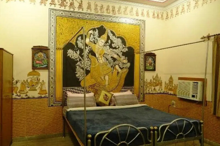 Room 5 of 8