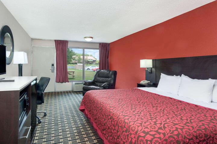 1 King Bed (4 of 6)