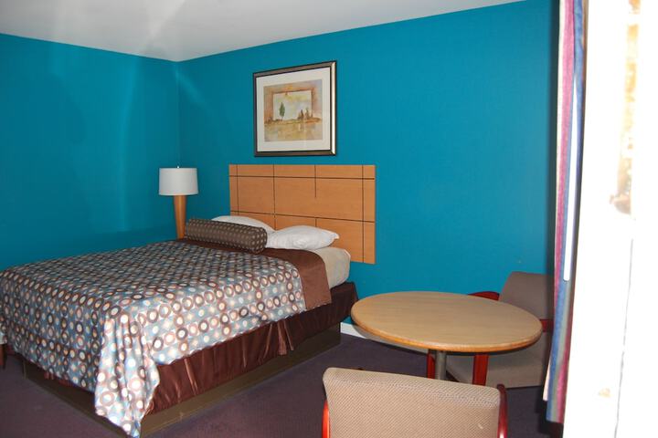 Basic Room 1 King Bed (2 of 3)