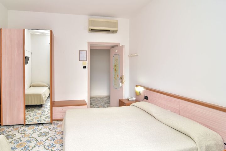Room 4 of 107