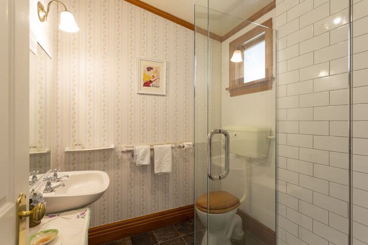 Room 24 of 65