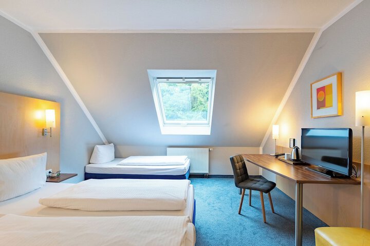 Room 12 of 80