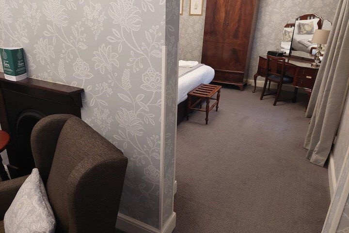 Room 45 of 100