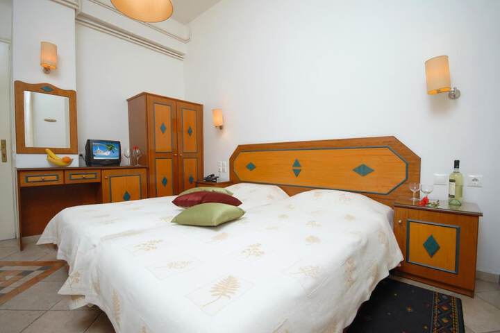 Room 10 of 30