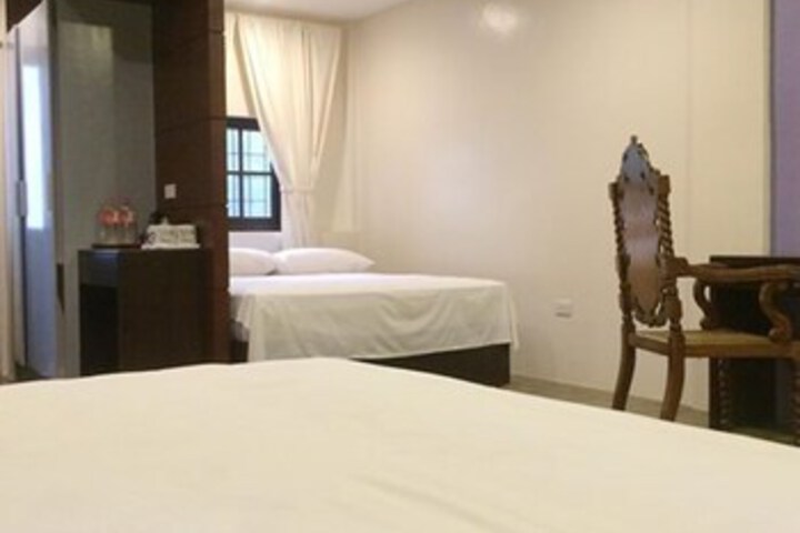 Room 10 of 14