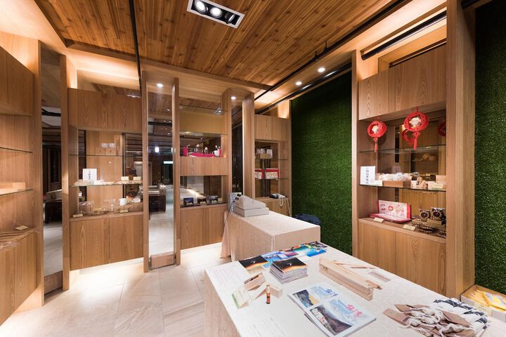 Gift Shop 16 of 38