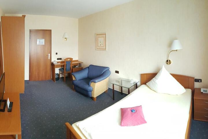 Room 9 of 28