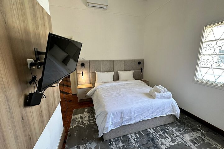 Room 4 of 9