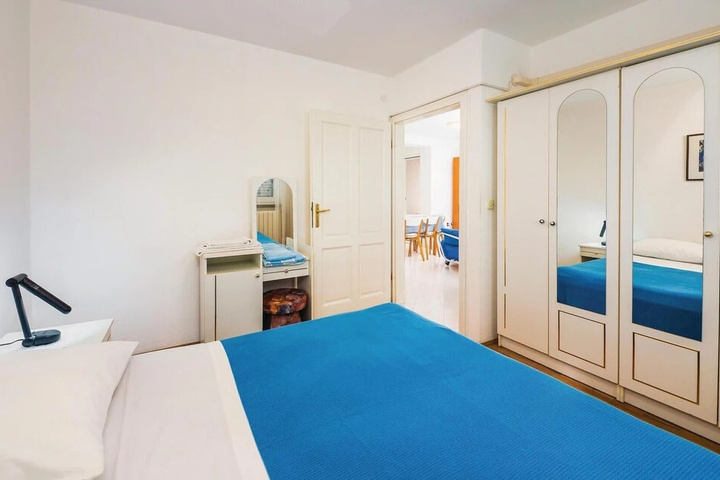 Room 4 of 16