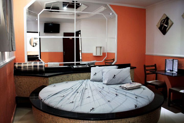 Room 2 of 10