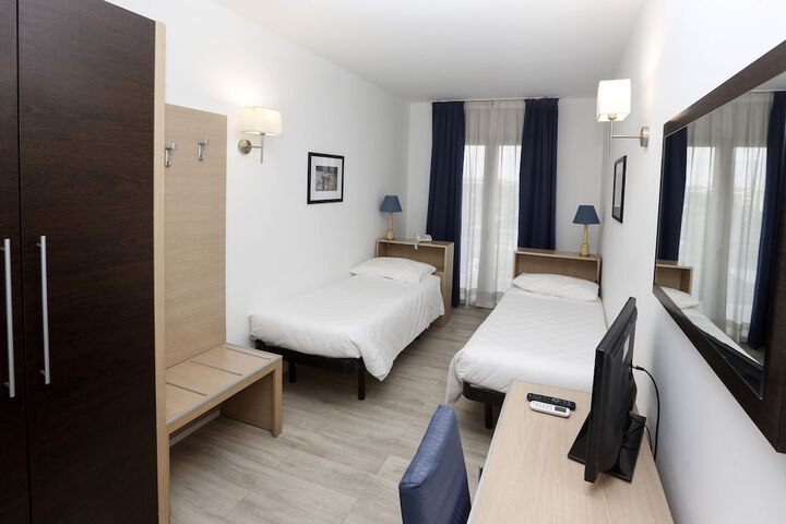 Room 4 of 34