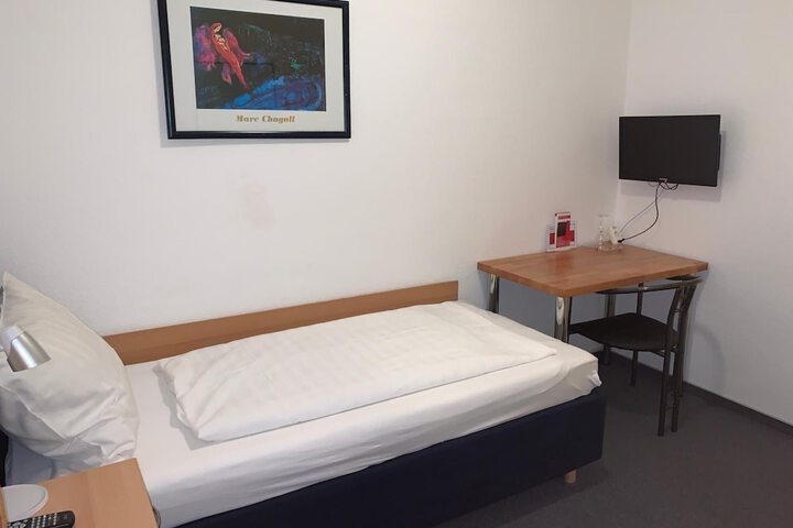Room 10 of 30