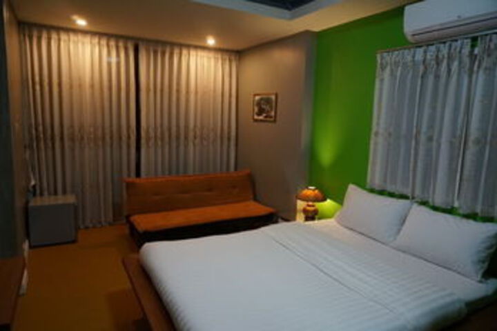 Room 17 of 38