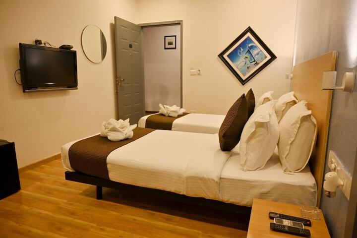 Room 6 of 8