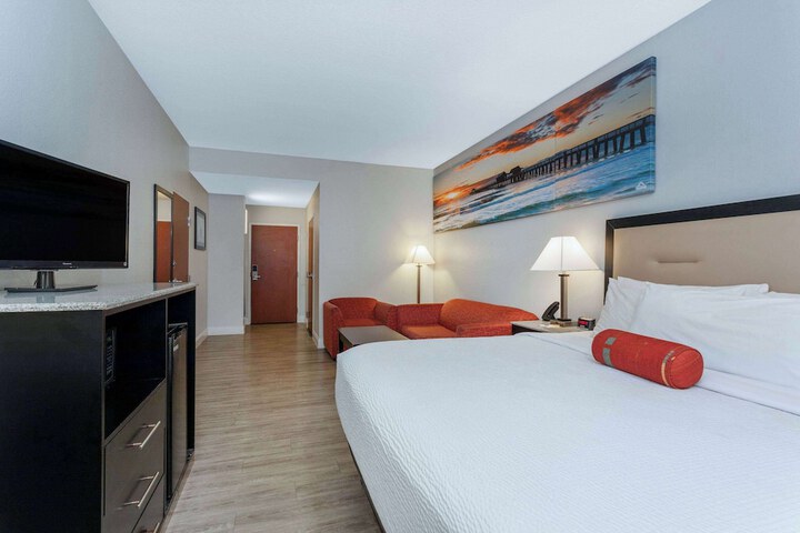 1 King Bed Mobility Hearing Accessible Room Roll in Shower (16 of 29)